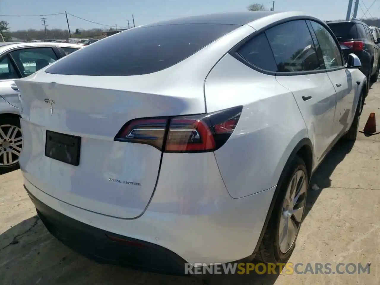 4 Photograph of a damaged car 5YJYGDEE3MF122420 TESLA MODEL Y 2021