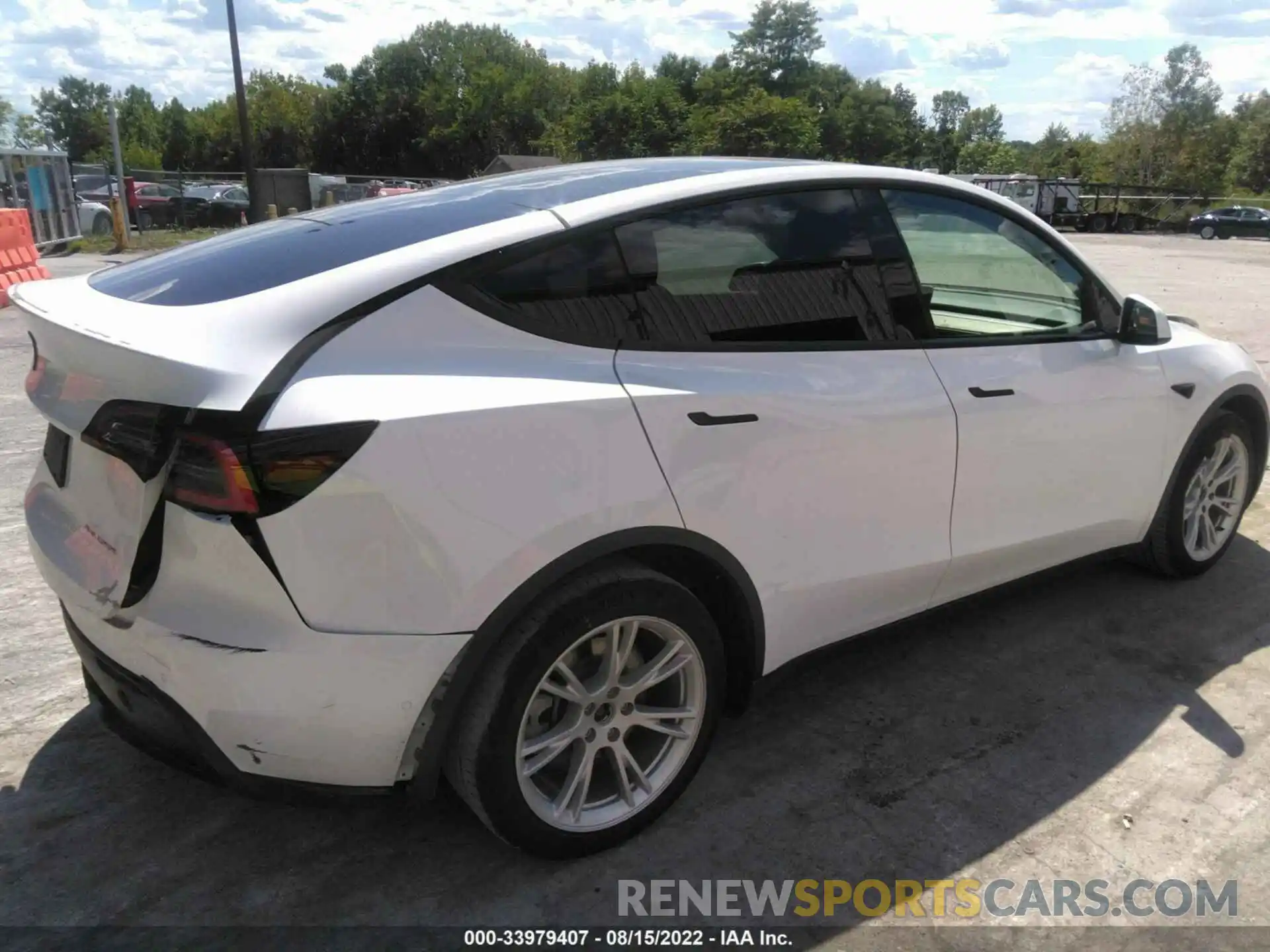 4 Photograph of a damaged car 5YJYGDEE3MF124894 TESLA MODEL Y 2021