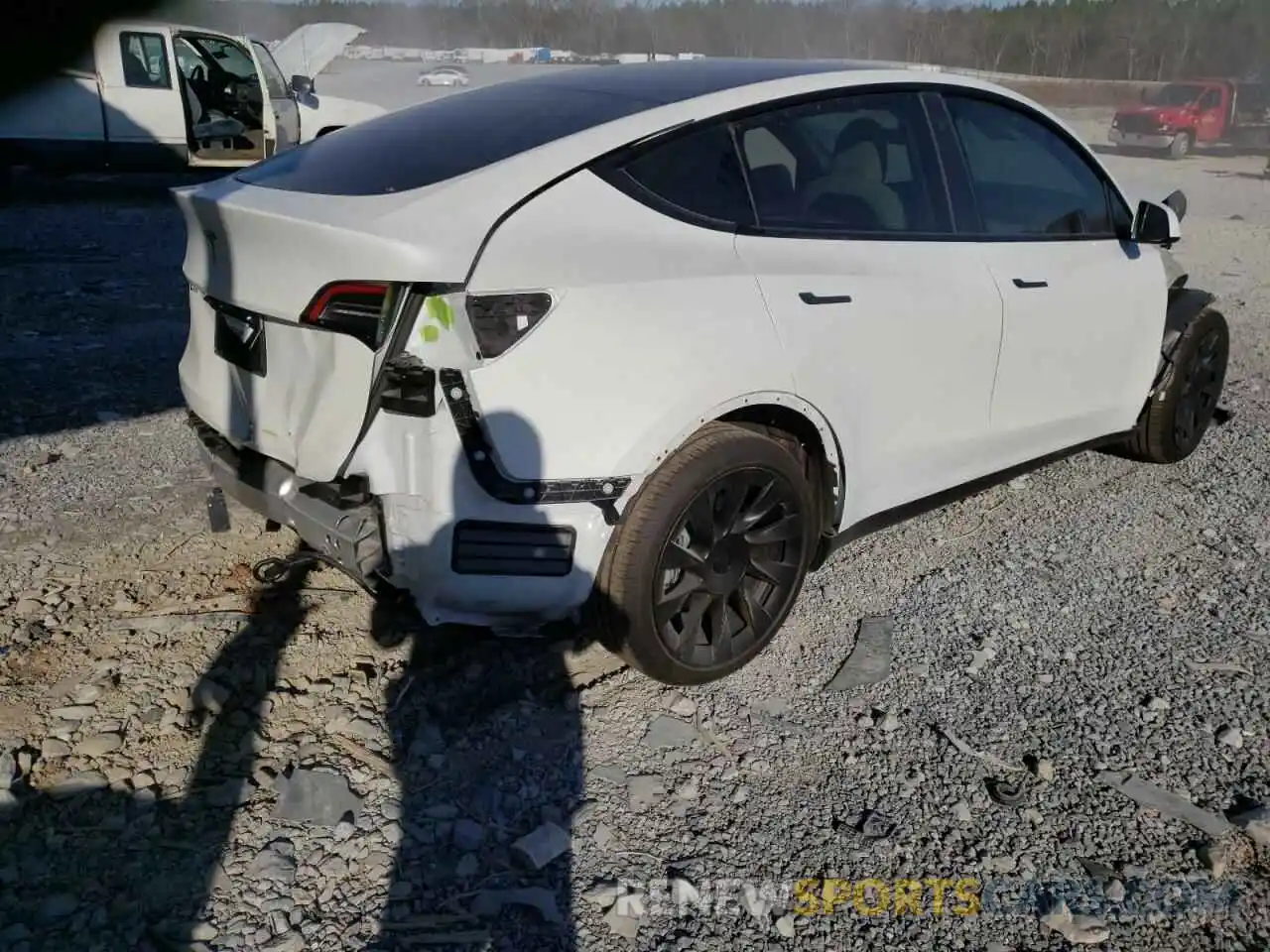 4 Photograph of a damaged car 5YJYGDEE3MF130582 TESLA MODEL Y 2021