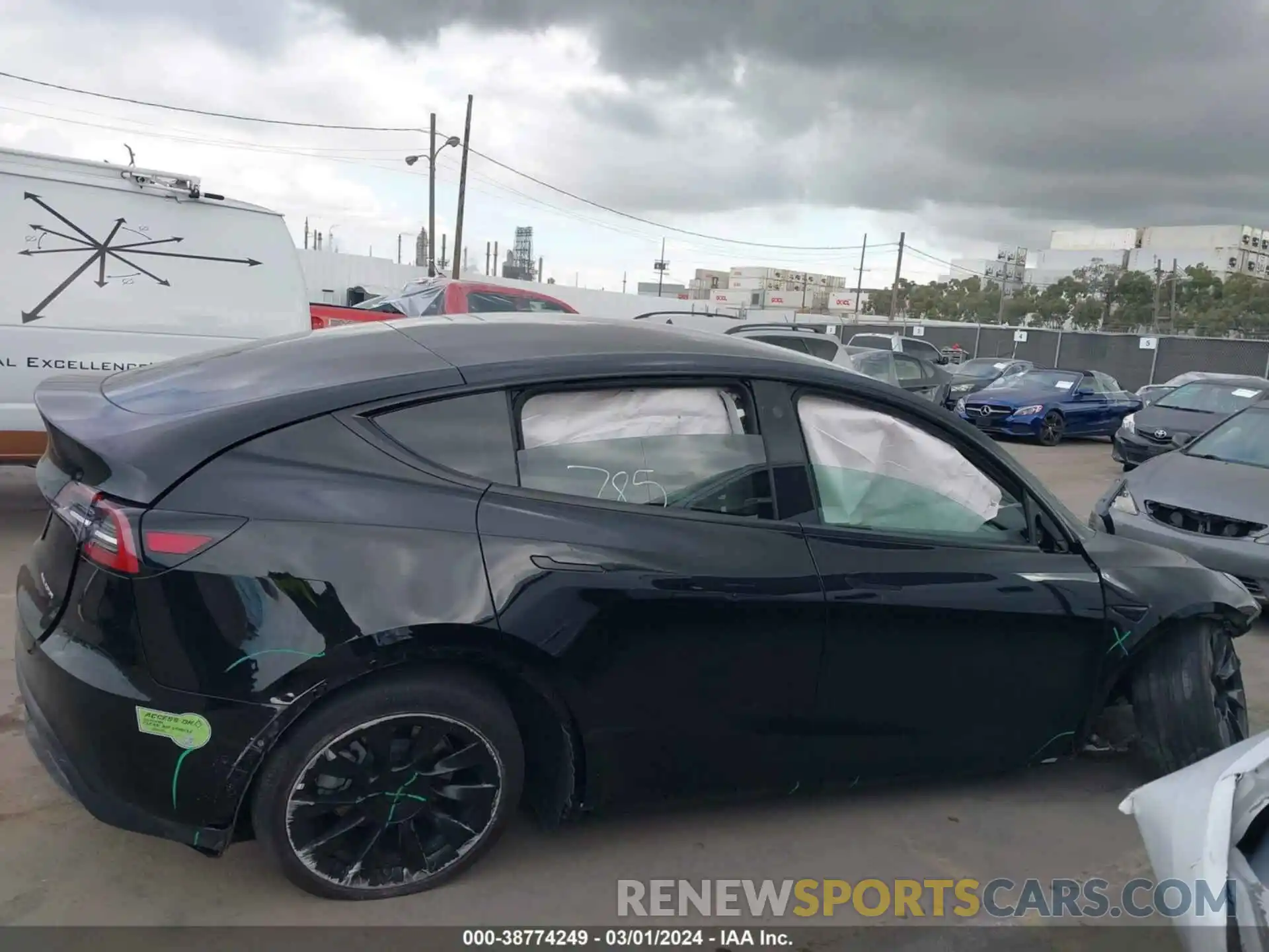 13 Photograph of a damaged car 5YJYGDEE3MF152887 TESLA MODEL Y 2021