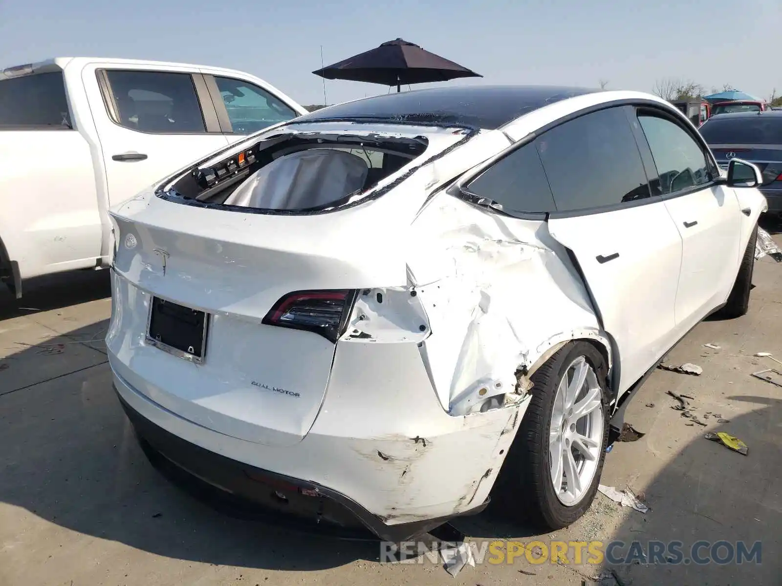 4 Photograph of a damaged car 5YJYGDEE3MF193357 TESLA MODEL Y 2021