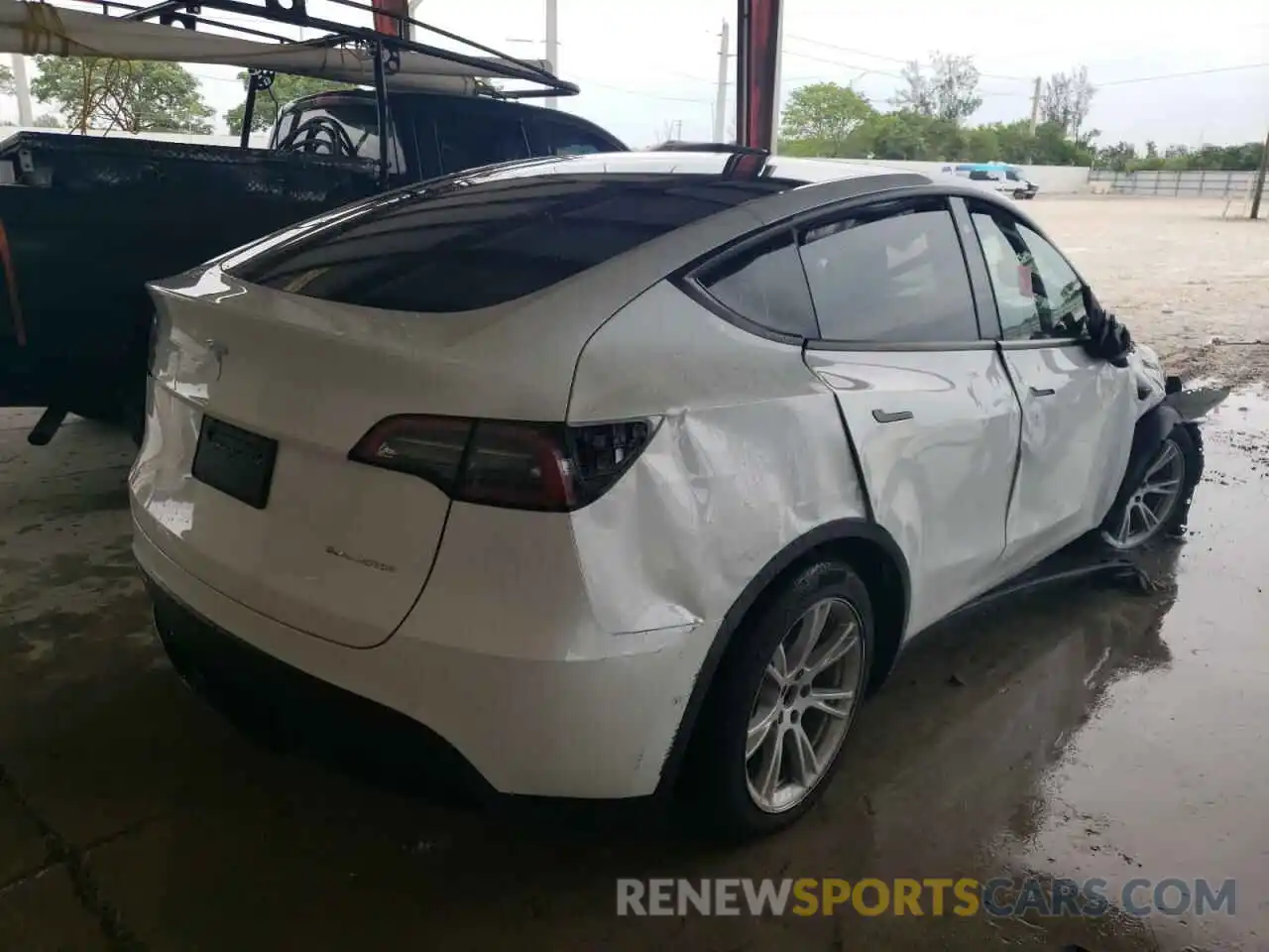 4 Photograph of a damaged car 5YJYGDEE3MF208276 TESLA MODEL Y 2021