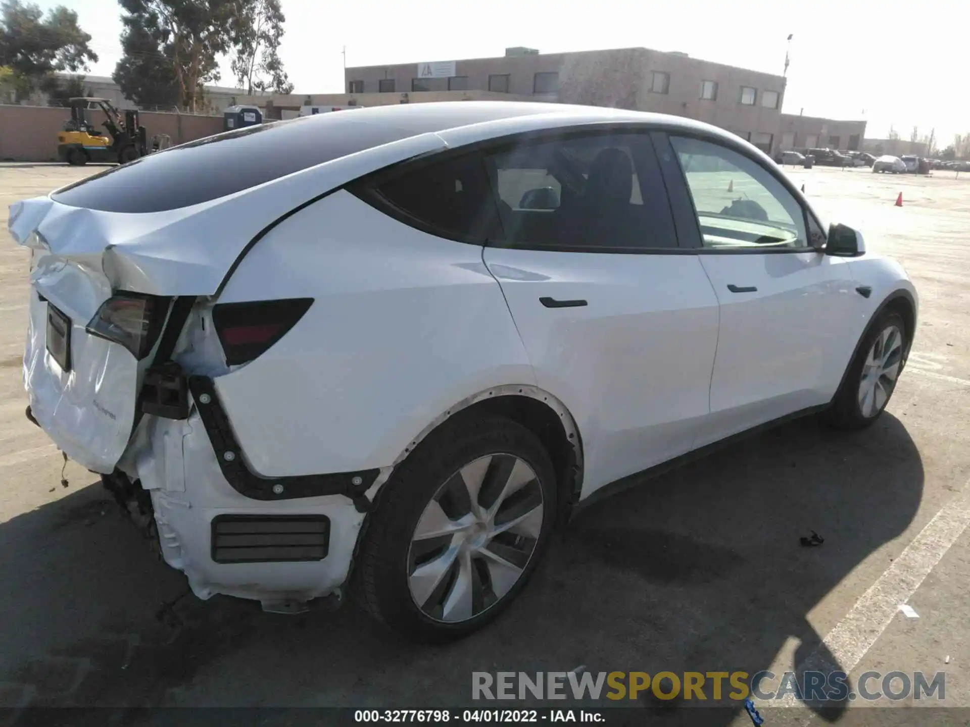 4 Photograph of a damaged car 5YJYGDEE3MF230018 TESLA MODEL Y 2021