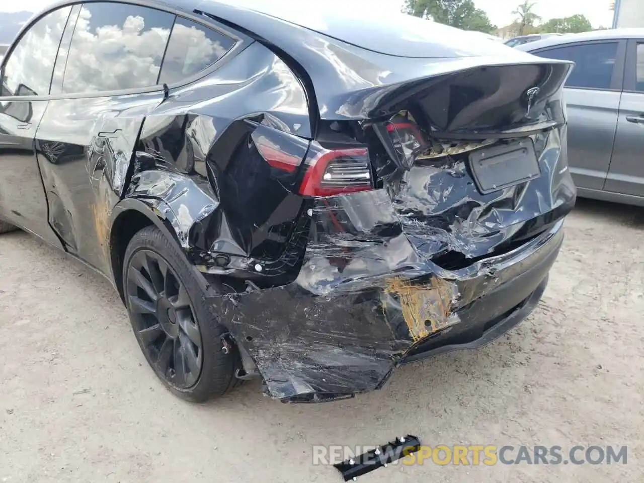 9 Photograph of a damaged car 5YJYGDEE3MF264928 TESLA MODEL Y 2021