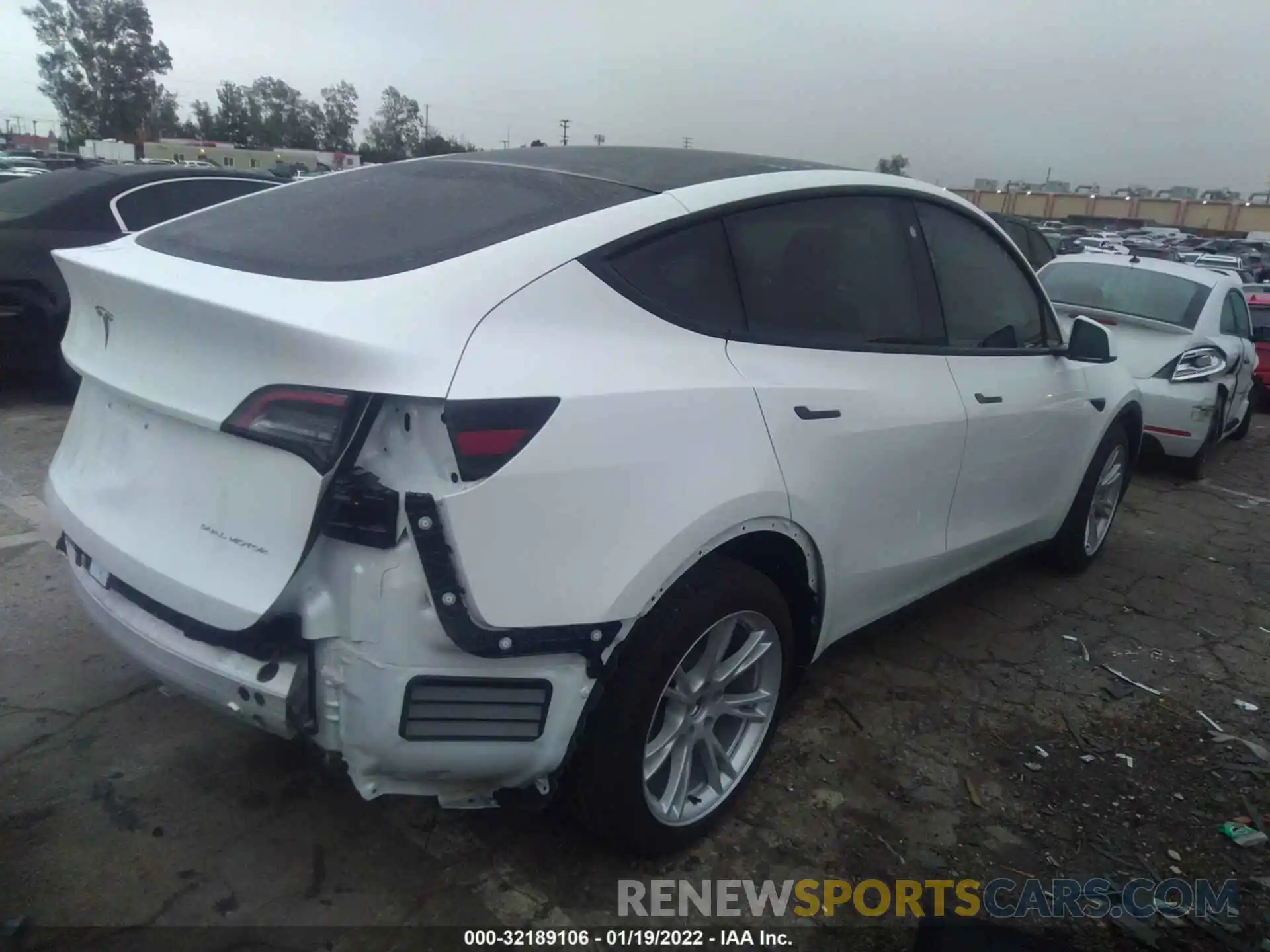 4 Photograph of a damaged car 5YJYGDEE3MF272589 TESLA MODEL Y 2021