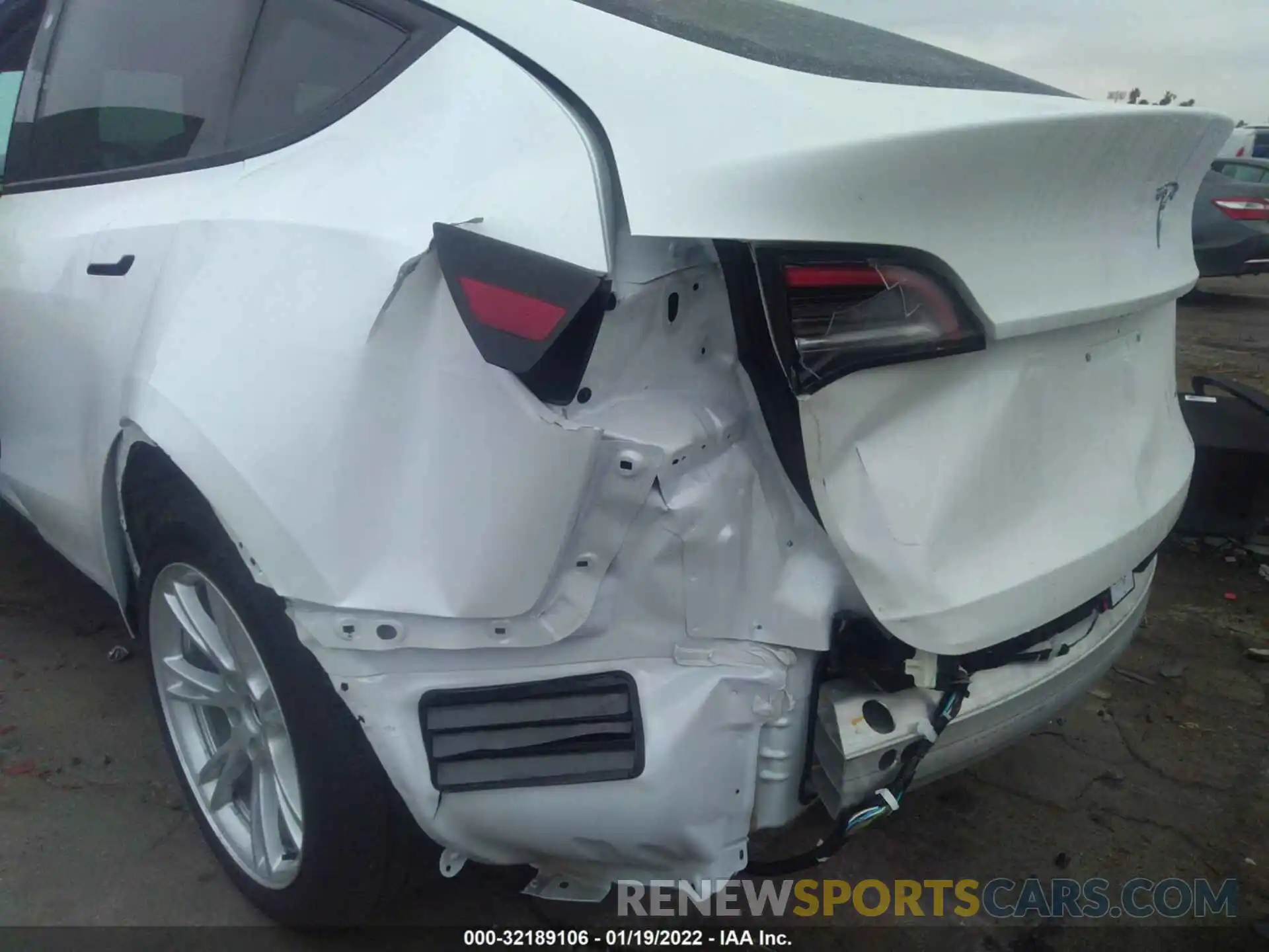 6 Photograph of a damaged car 5YJYGDEE3MF272589 TESLA MODEL Y 2021