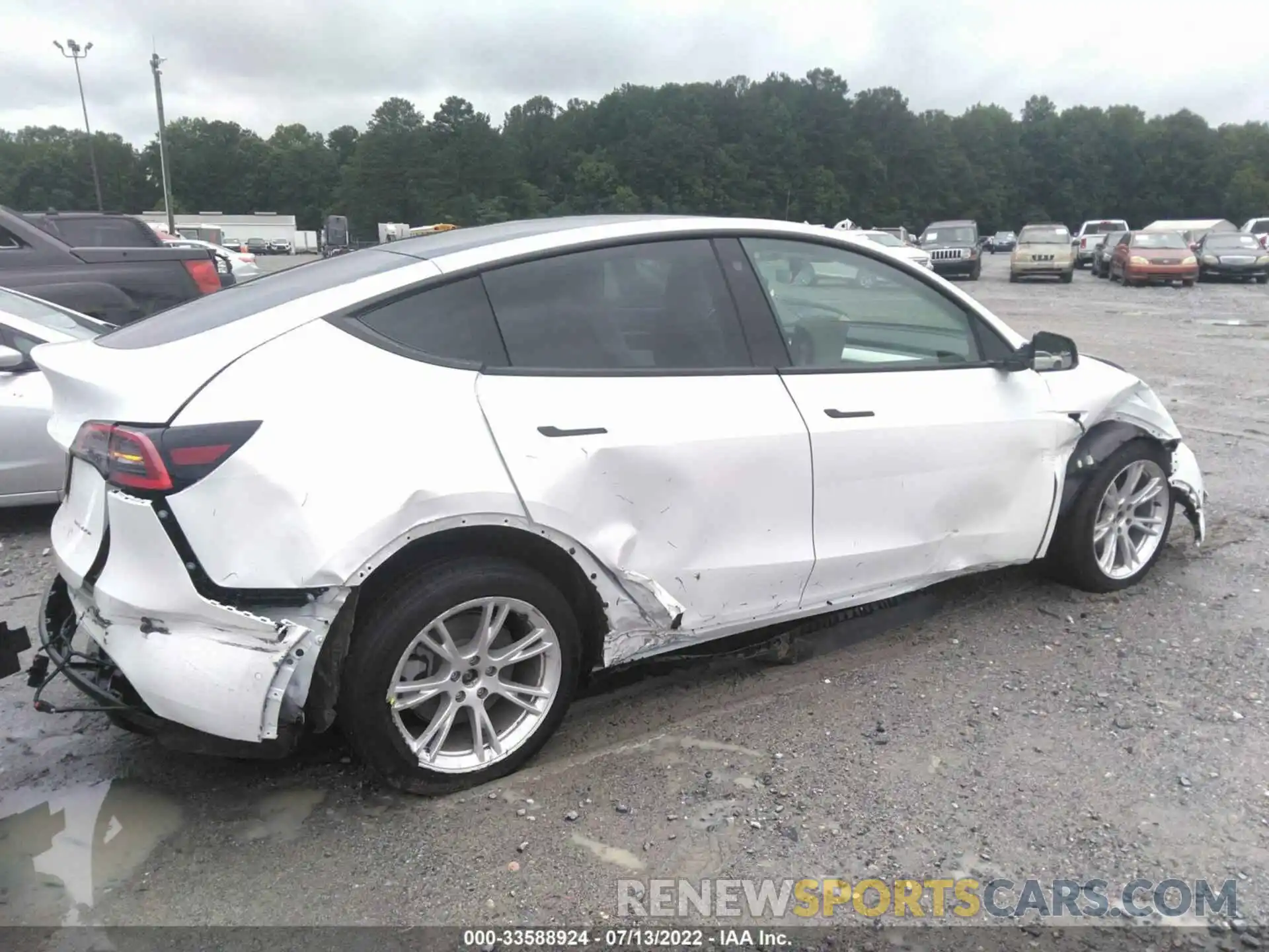 4 Photograph of a damaged car 5YJYGDEE3MF298027 TESLA MODEL Y 2021