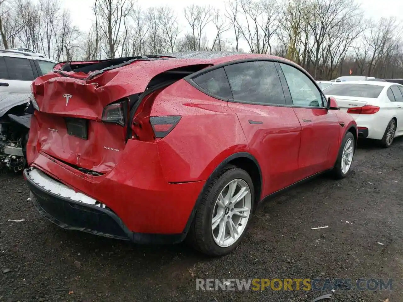 4 Photograph of a damaged car 5YJYGDEE4MF072076 TESLA MODEL Y 2021