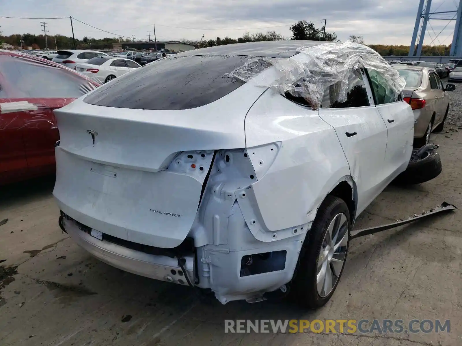 4 Photograph of a damaged car 5YJYGDEE4MF110020 TESLA MODEL Y 2021