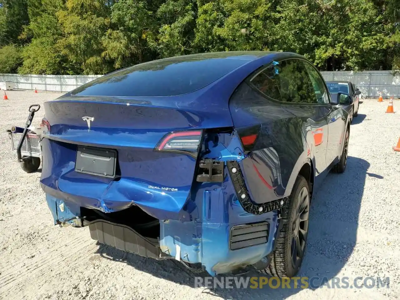 4 Photograph of a damaged car 5YJYGDEE4MF111507 TESLA MODEL Y 2021