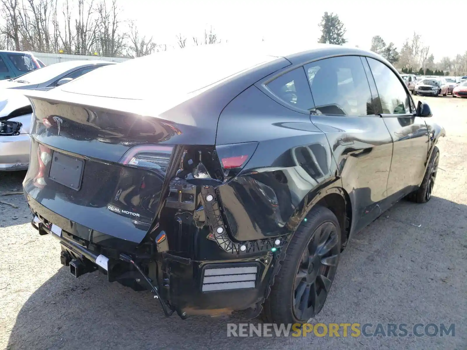 4 Photograph of a damaged car 5YJYGDEE4MF123110 TESLA MODEL Y 2021