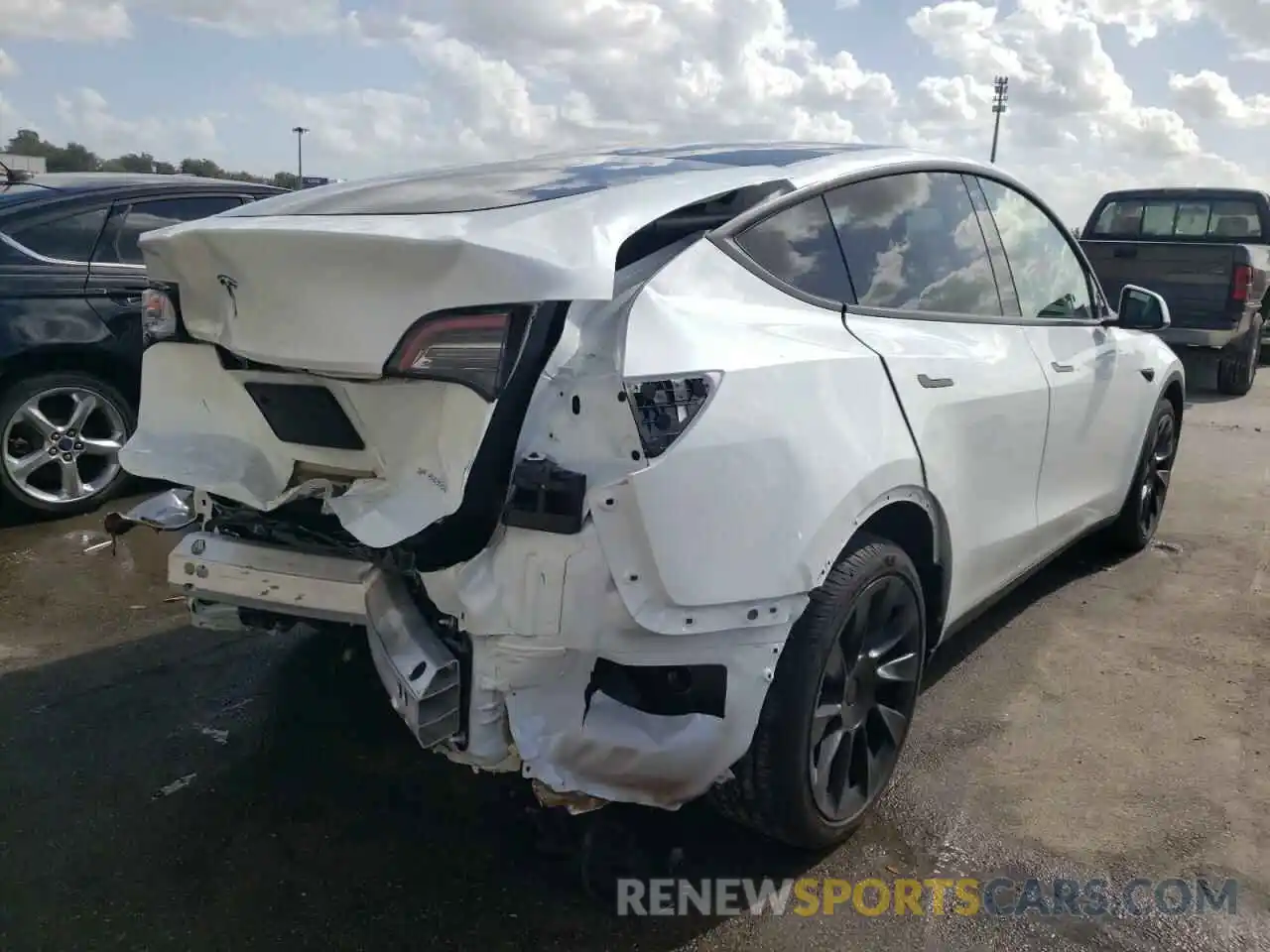 4 Photograph of a damaged car 5YJYGDEE4MF125620 TESLA MODEL Y 2021