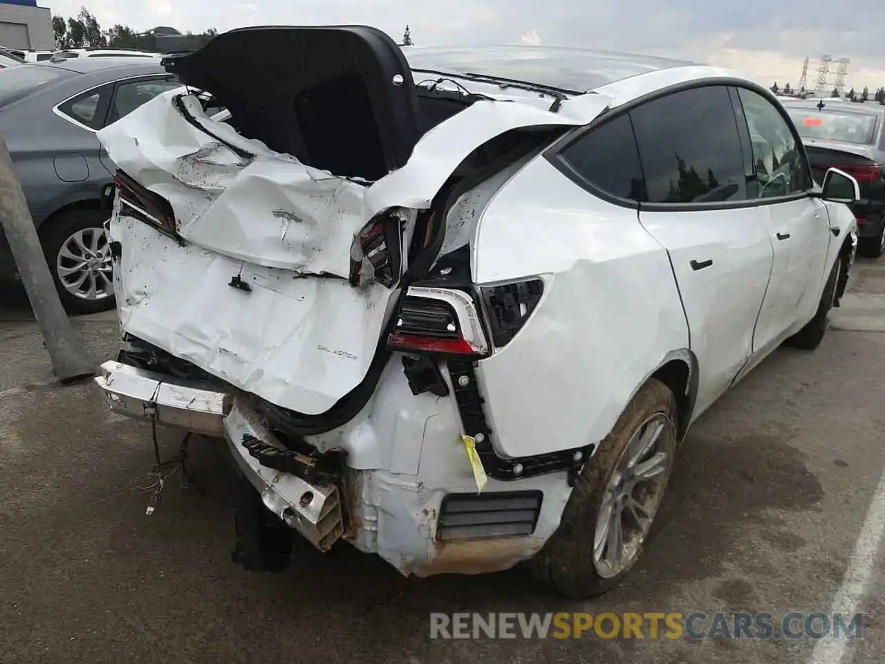 4 Photograph of a damaged car 5YJYGDEE4MF145625 TESLA MODEL Y 2021