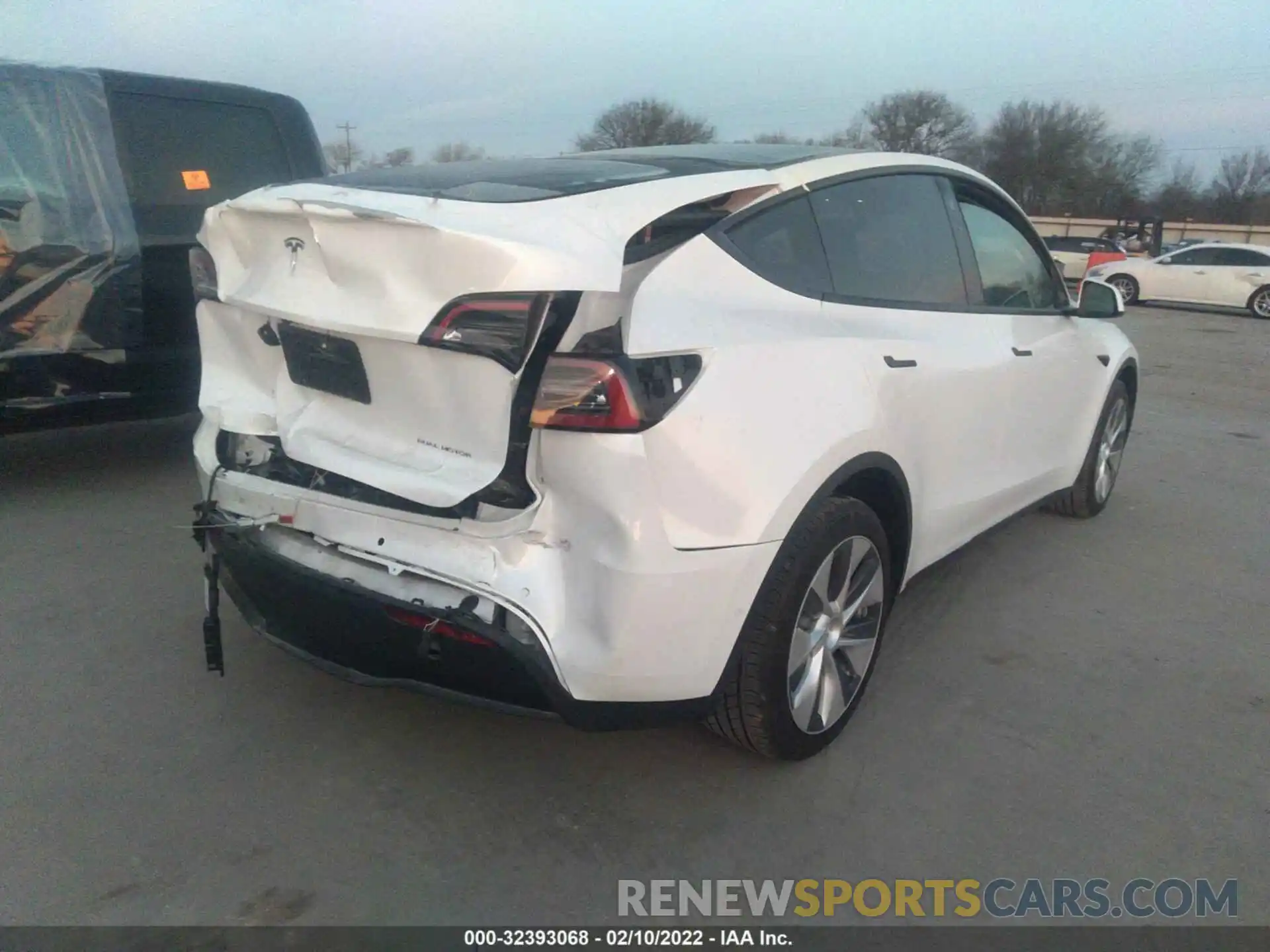 4 Photograph of a damaged car 5YJYGDEE4MF183971 TESLA MODEL Y 2021