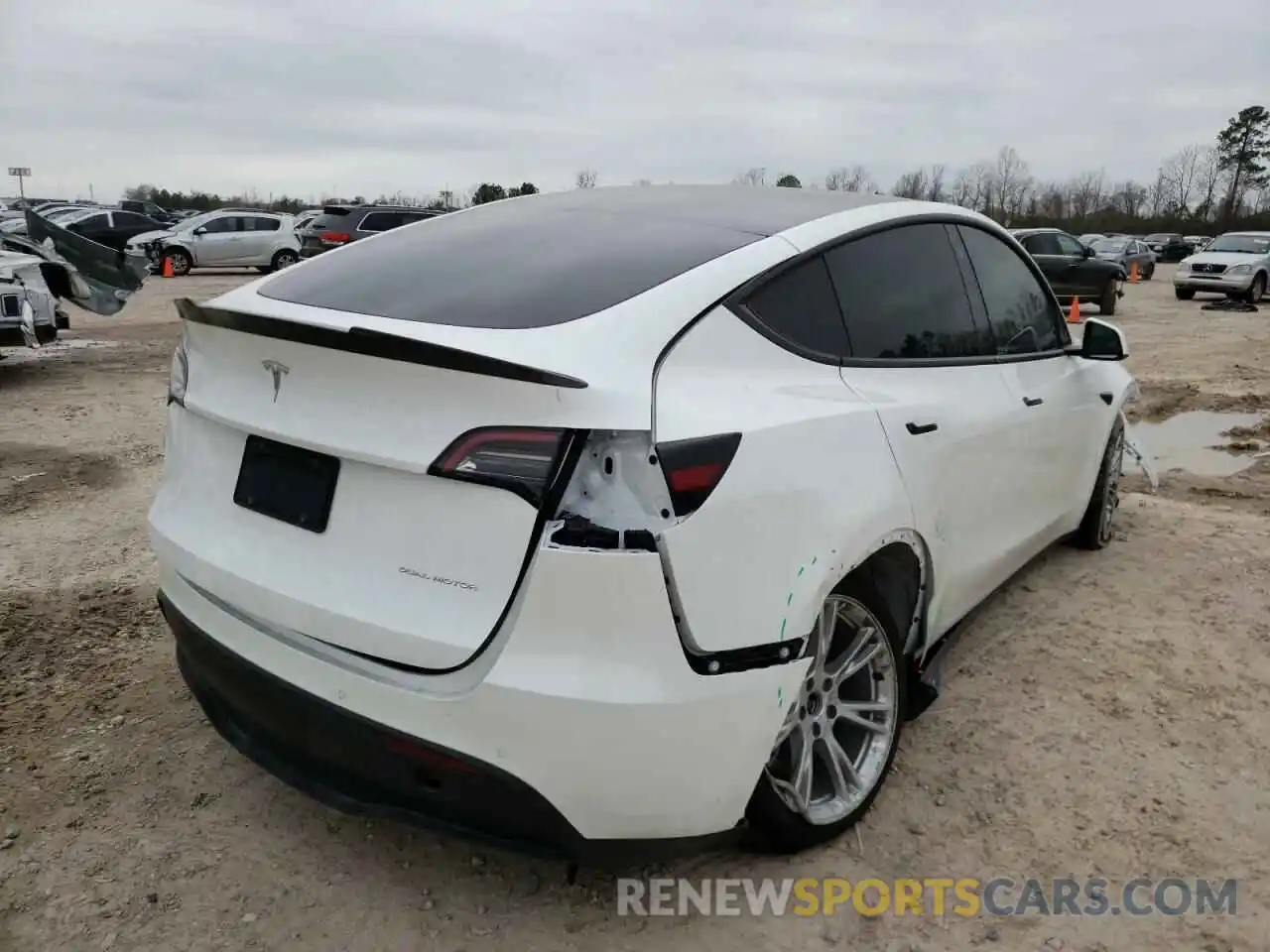 4 Photograph of a damaged car 5YJYGDEE4MF287702 TESLA MODEL Y 2021