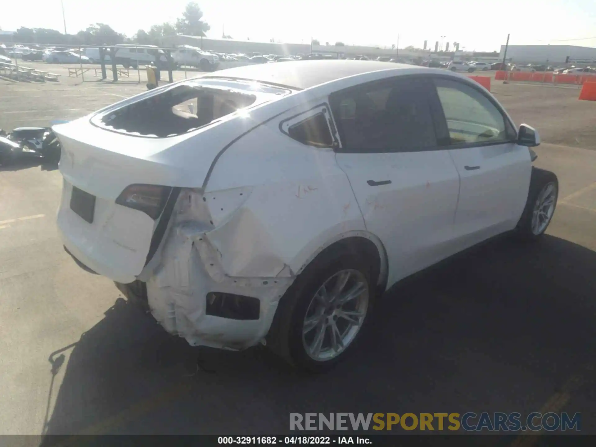 4 Photograph of a damaged car 5YJYGDEE5MF072801 TESLA MODEL Y 2021