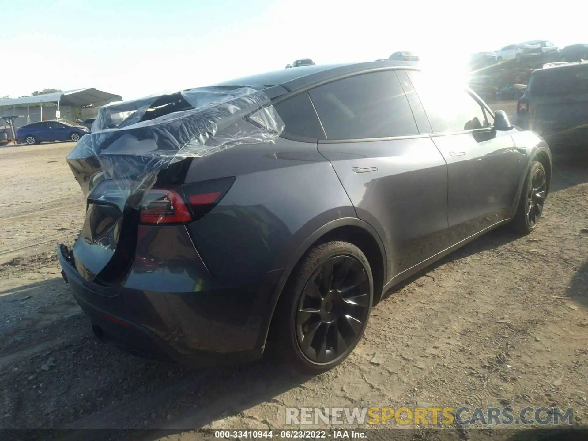 4 Photograph of a damaged car 5YJYGDEE5MF125173 TESLA MODEL Y 2021