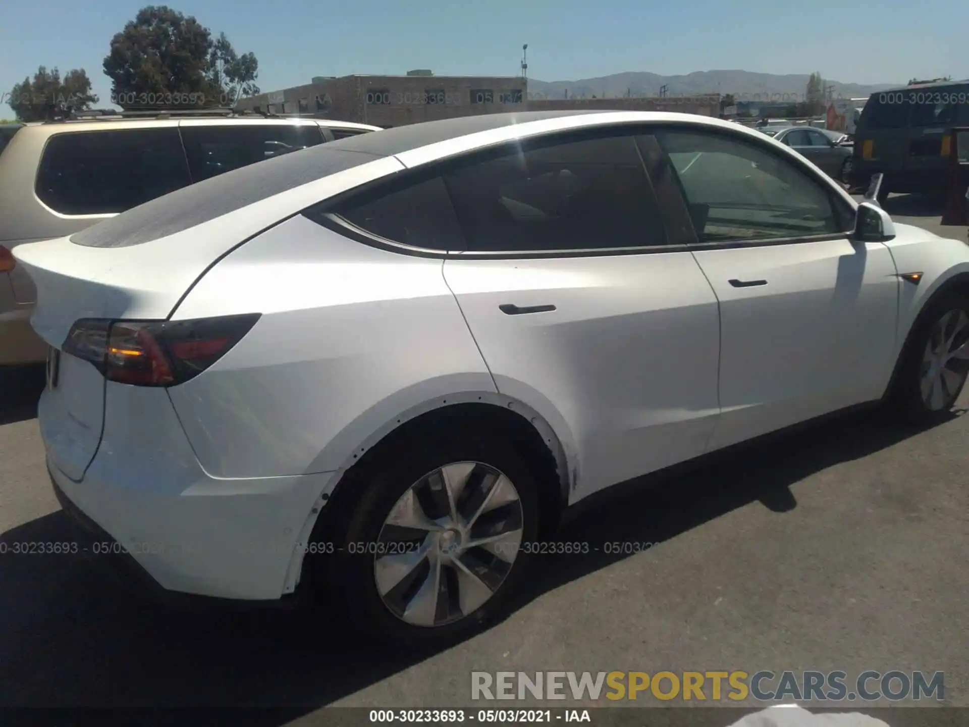 4 Photograph of a damaged car 5YJYGDEE5MF139302 TESLA MODEL Y 2021