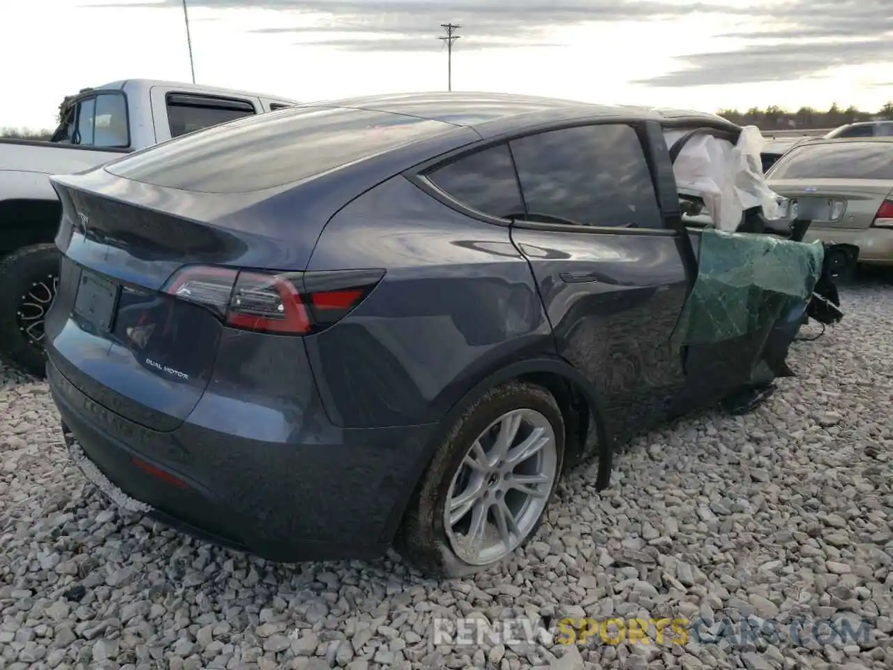 4 Photograph of a damaged car 5YJYGDEE5MF192565 TESLA MODEL Y 2021