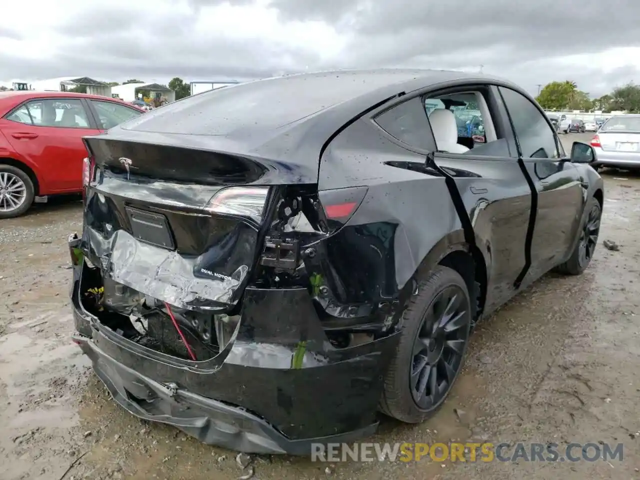 4 Photograph of a damaged car 5YJYGDEE5MF216475 TESLA MODEL Y 2021