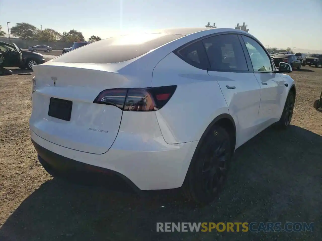 4 Photograph of a damaged car 5YJYGDEE5MF231204 TESLA MODEL Y 2021