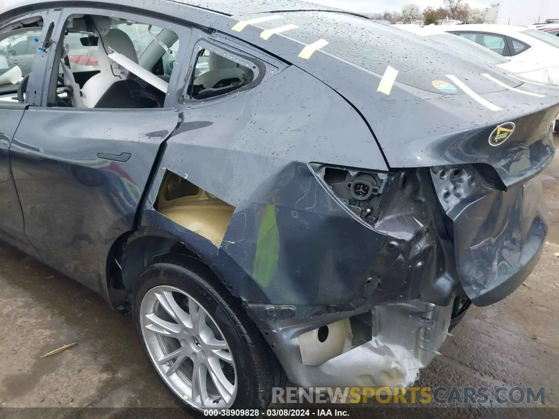 19 Photograph of a damaged car 5YJYGDEE5MF262405 TESLA MODEL Y 2021