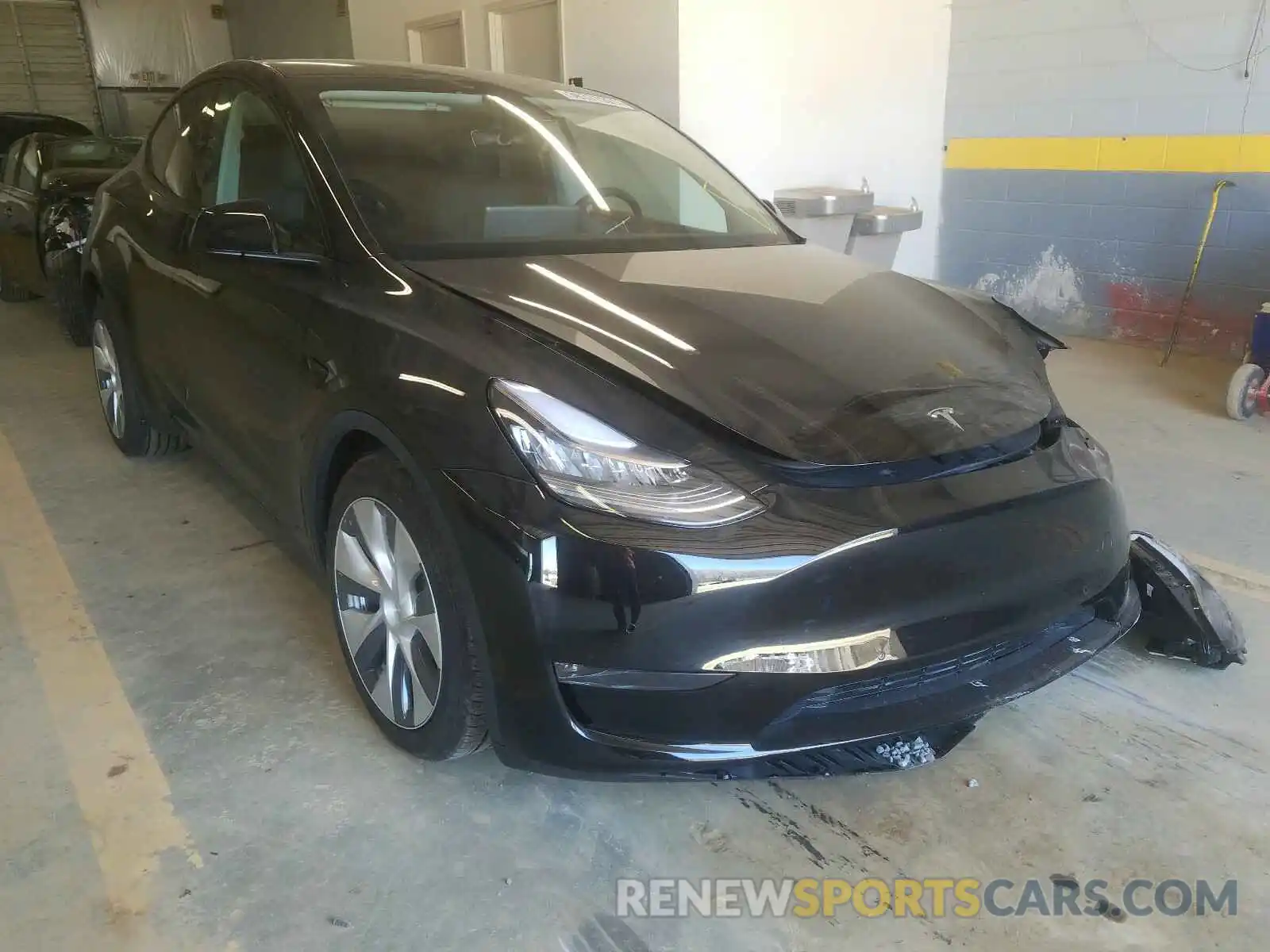 1 Photograph of a damaged car 5YJYGDEE6MF060348 TESLA MODEL Y 2021