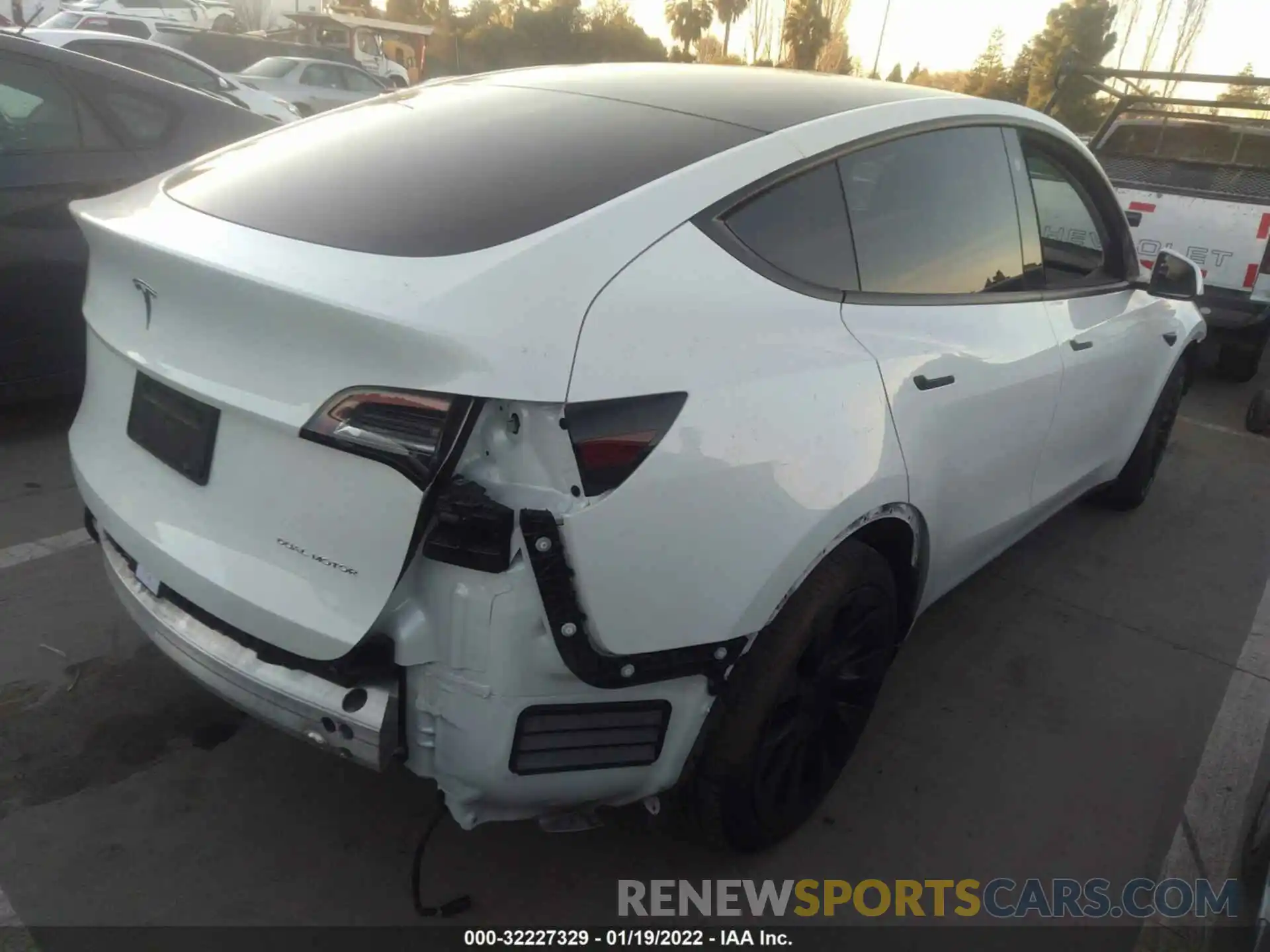 4 Photograph of a damaged car 5YJYGDEE6MF157100 TESLA MODEL Y 2021