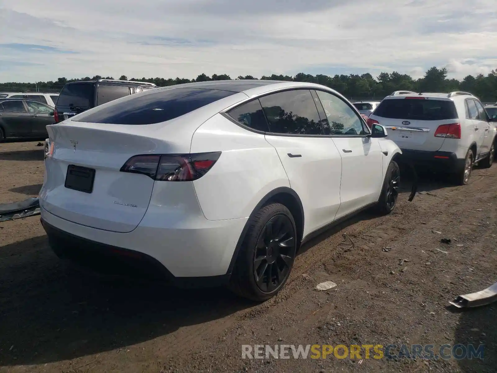 4 Photograph of a damaged car 5YJYGDEE6MF190498 TESLA MODEL Y 2021