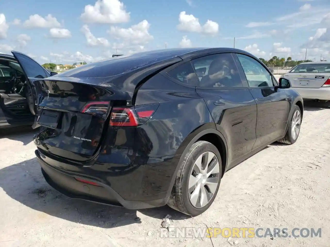 4 Photograph of a damaged car 5YJYGDEE6MF201435 TESLA MODEL Y 2021