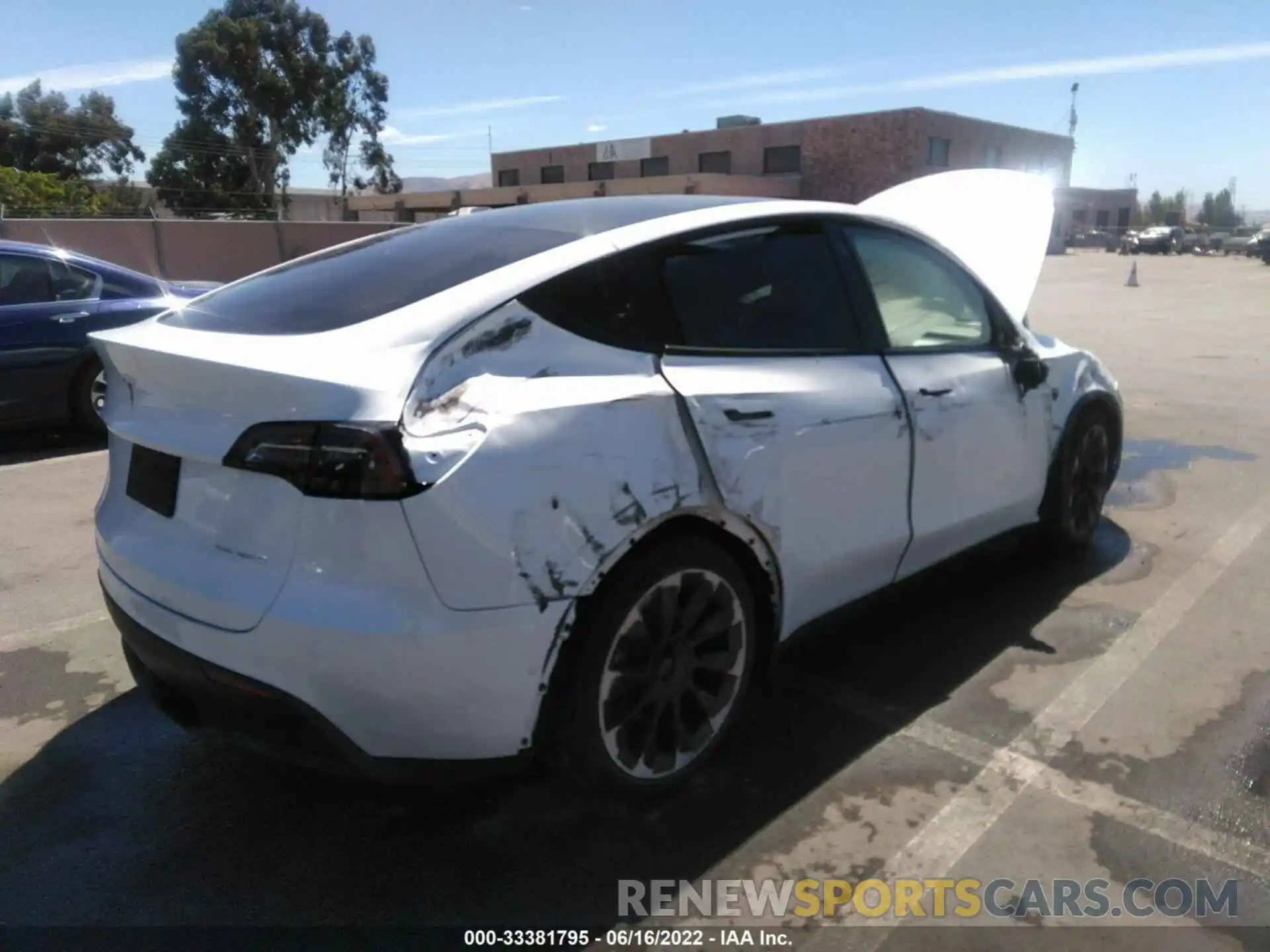 4 Photograph of a damaged car 5YJYGDEE6MF224360 TESLA MODEL Y 2021