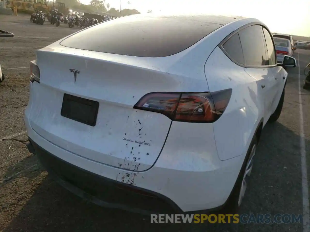 4 Photograph of a damaged car 5YJYGDEE6MF264325 TESLA MODEL Y 2021