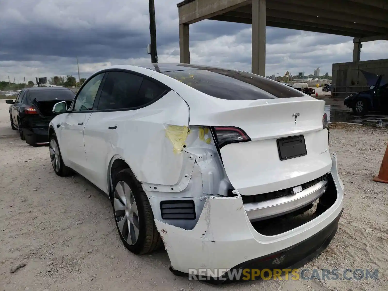 3 Photograph of a damaged car 5YJYGDEE7MF090023 TESLA MODEL Y 2021