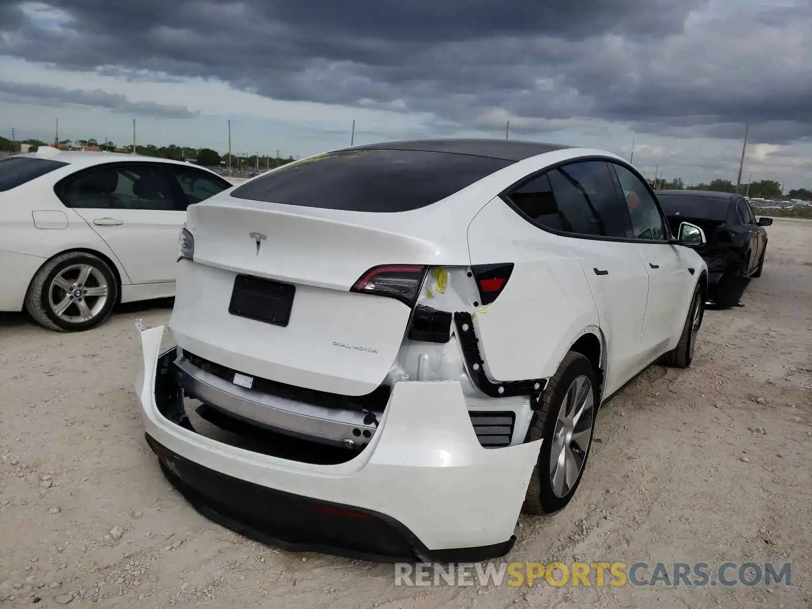 4 Photograph of a damaged car 5YJYGDEE7MF090023 TESLA MODEL Y 2021