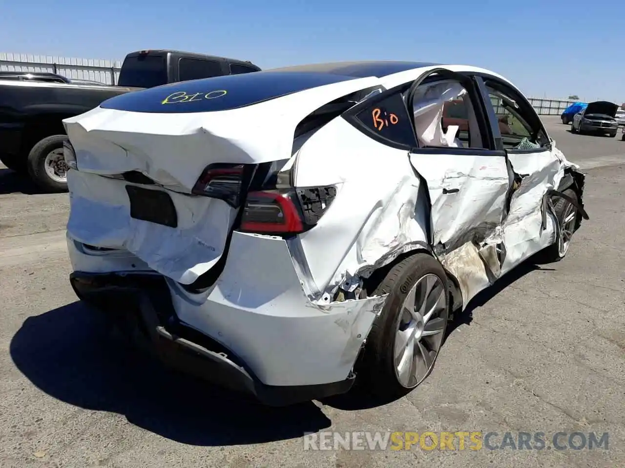 4 Photograph of a damaged car 5YJYGDEE7MF096601 TESLA MODEL Y 2021