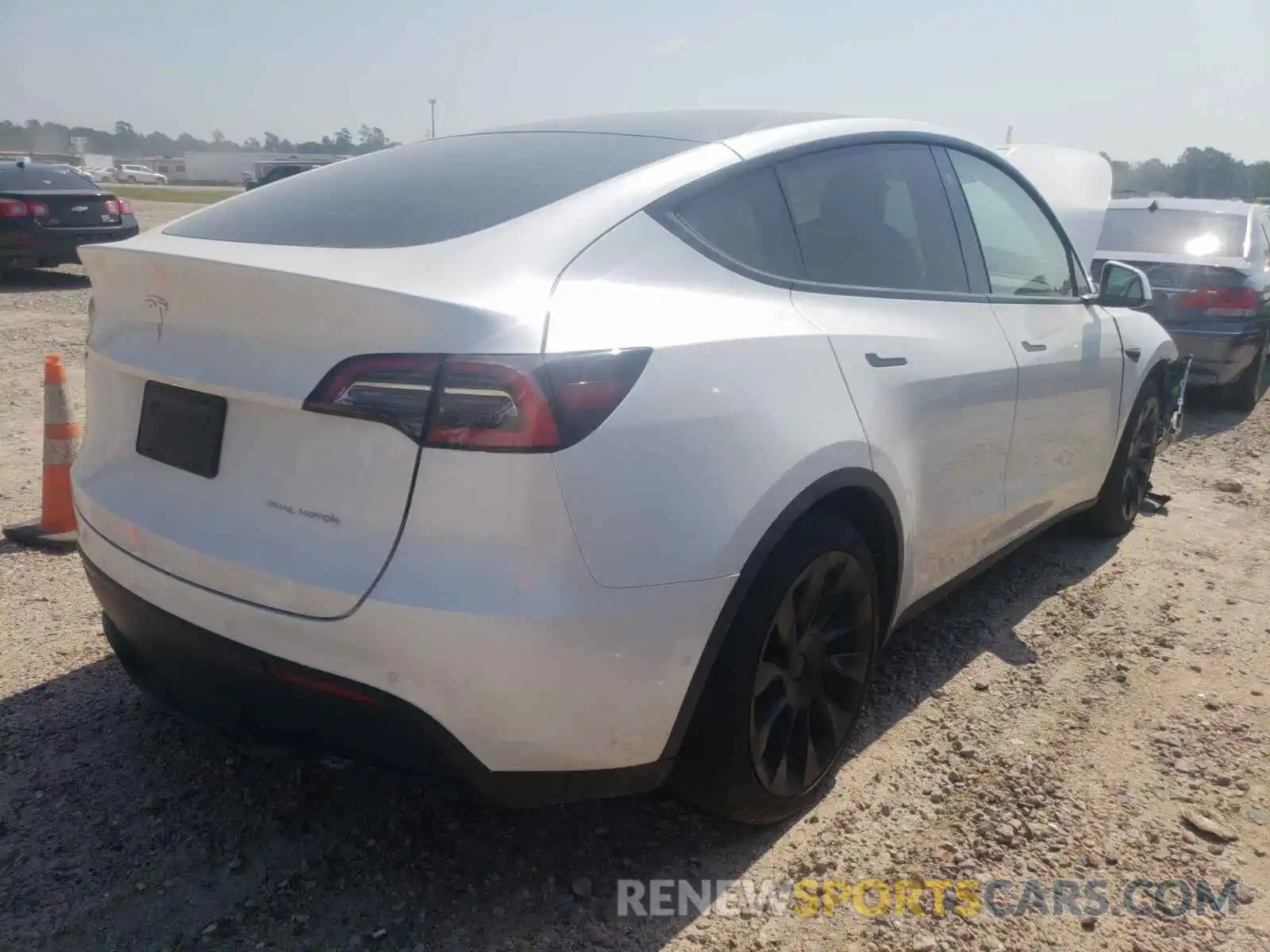 4 Photograph of a damaged car 5YJYGDEE7MF100596 TESLA MODEL Y 2021