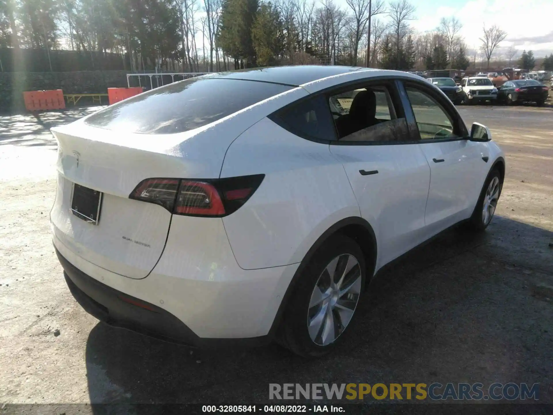 4 Photograph of a damaged car 5YJYGDEE7MF106284 TESLA MODEL Y 2021