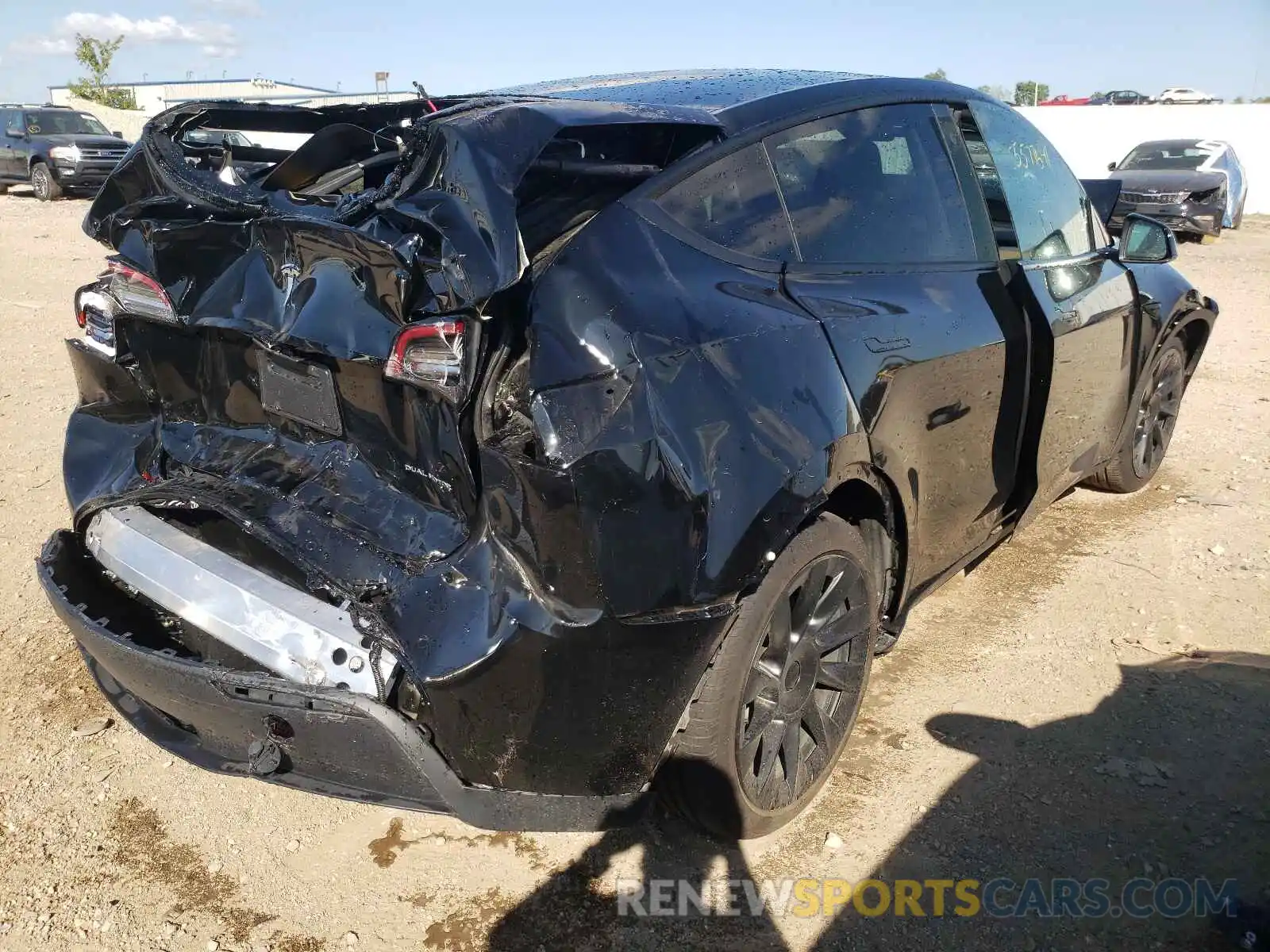 4 Photograph of a damaged car 5YJYGDEE7MF115678 TESLA MODEL Y 2021