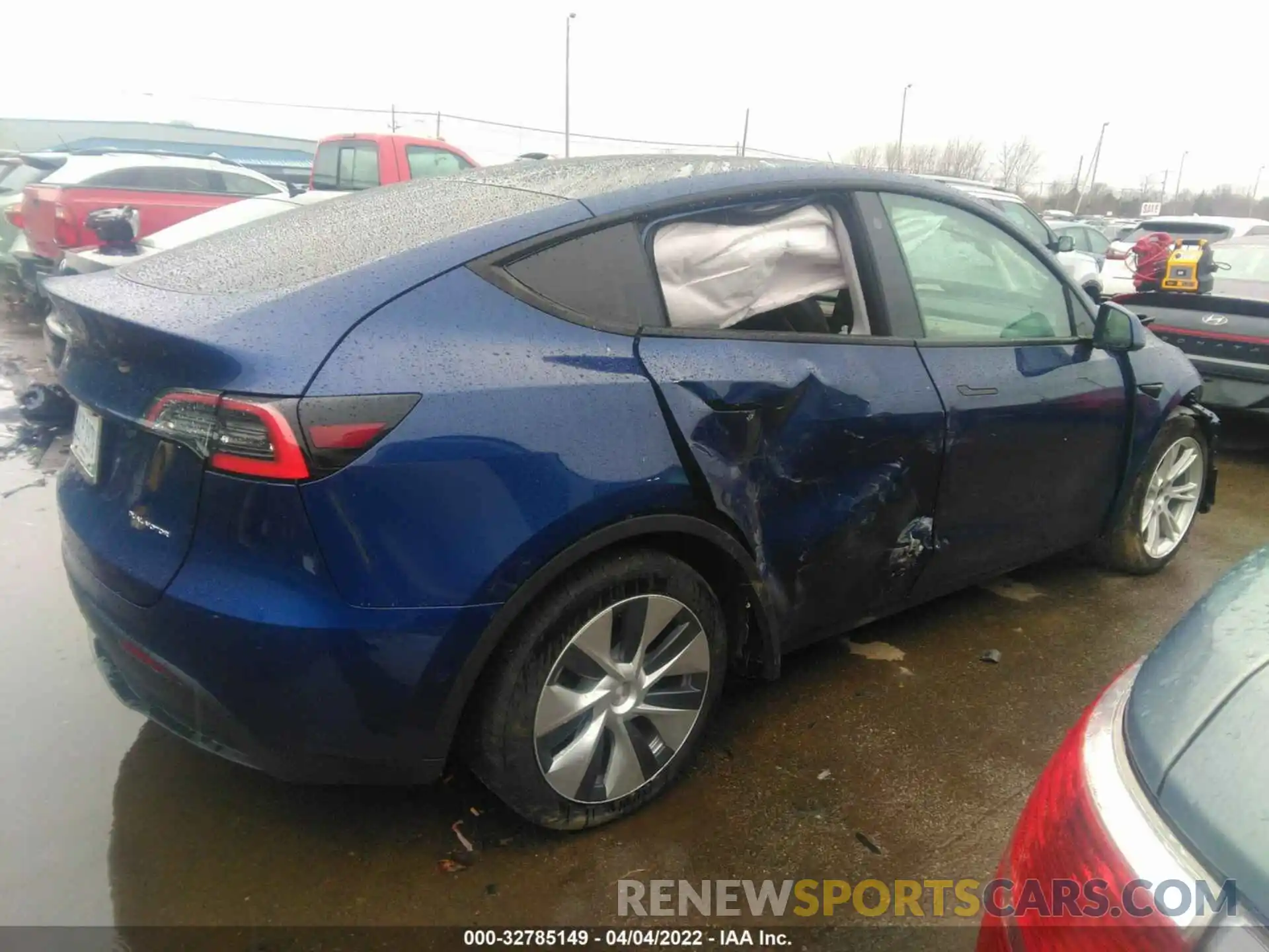 4 Photograph of a damaged car 5YJYGDEE7MF188226 TESLA MODEL Y 2021