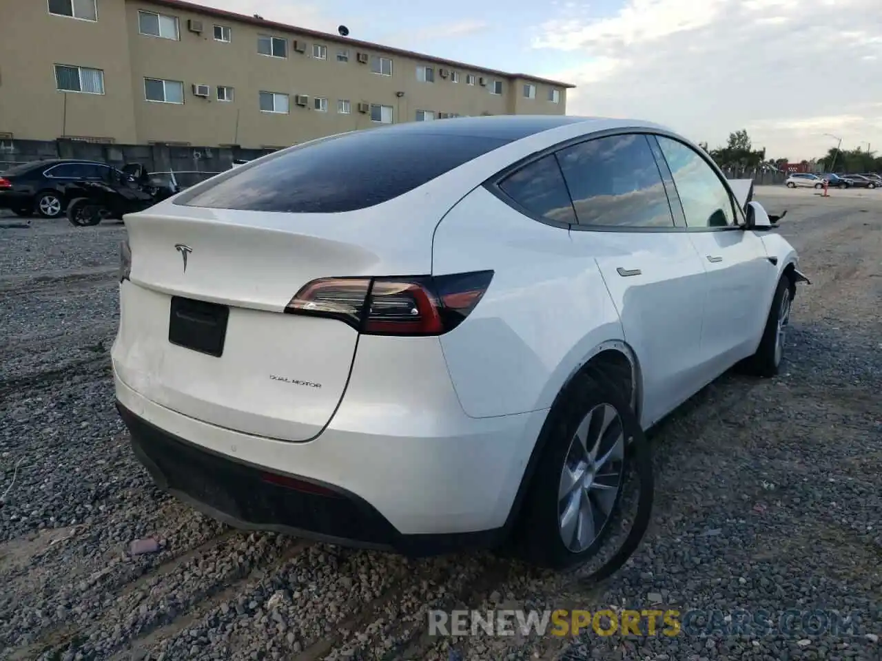 4 Photograph of a damaged car 5YJYGDEE7MF203730 TESLA MODEL Y 2021