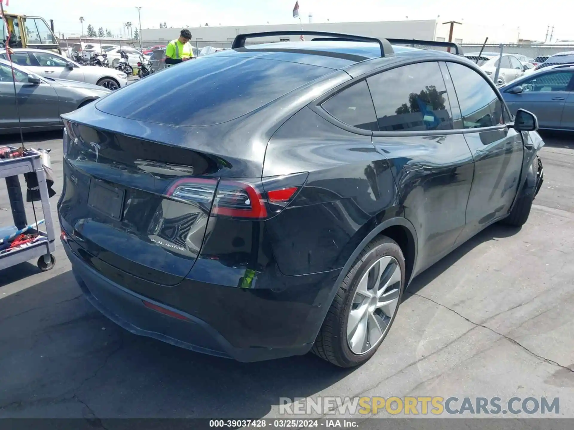 4 Photograph of a damaged car 5YJYGDEE7MF224609 TESLA MODEL Y 2021