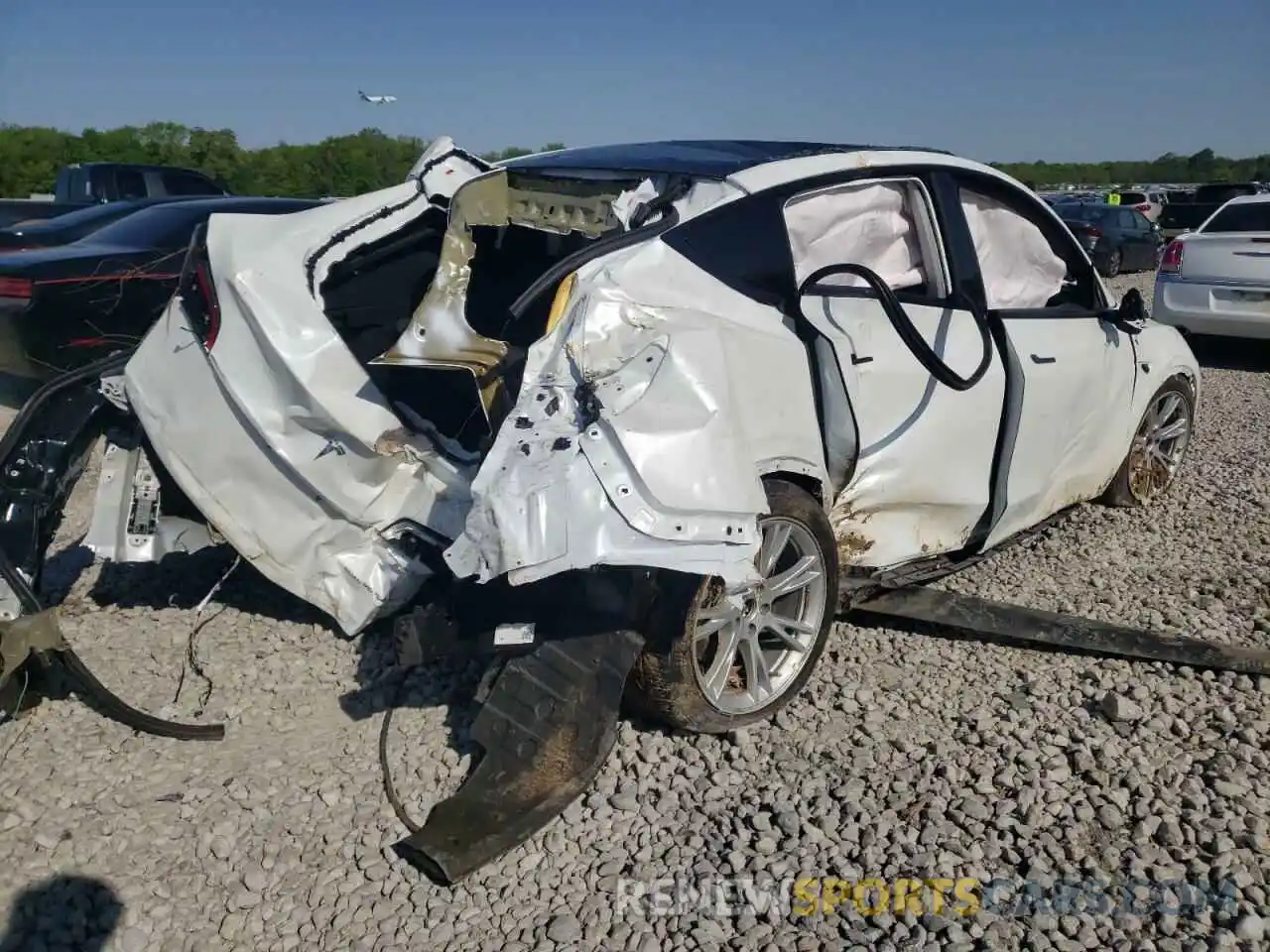 4 Photograph of a damaged car 5YJYGDEE7MF229552 TESLA MODEL Y 2021