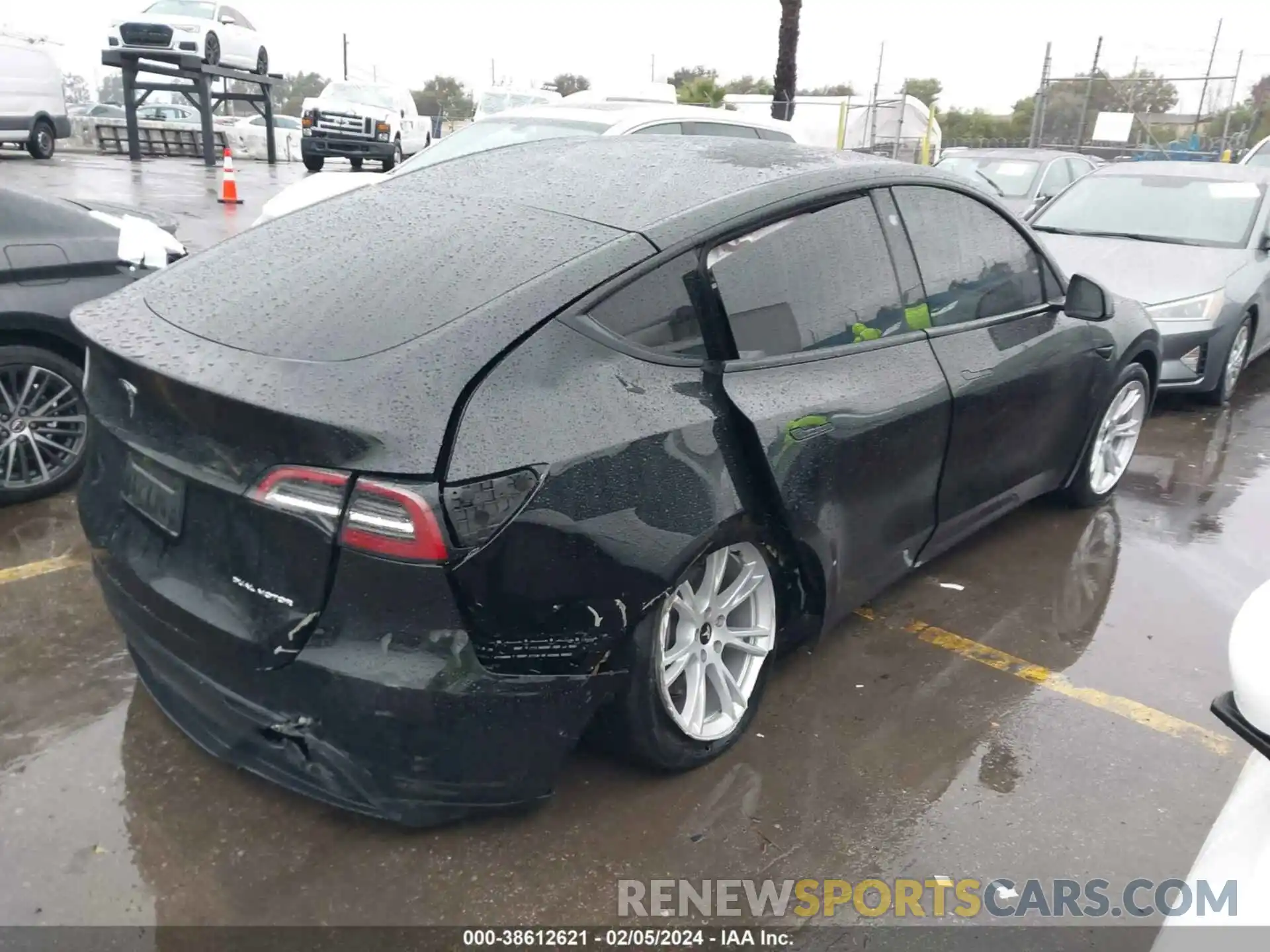 4 Photograph of a damaged car 5YJYGDEE7MF241569 TESLA MODEL Y 2021