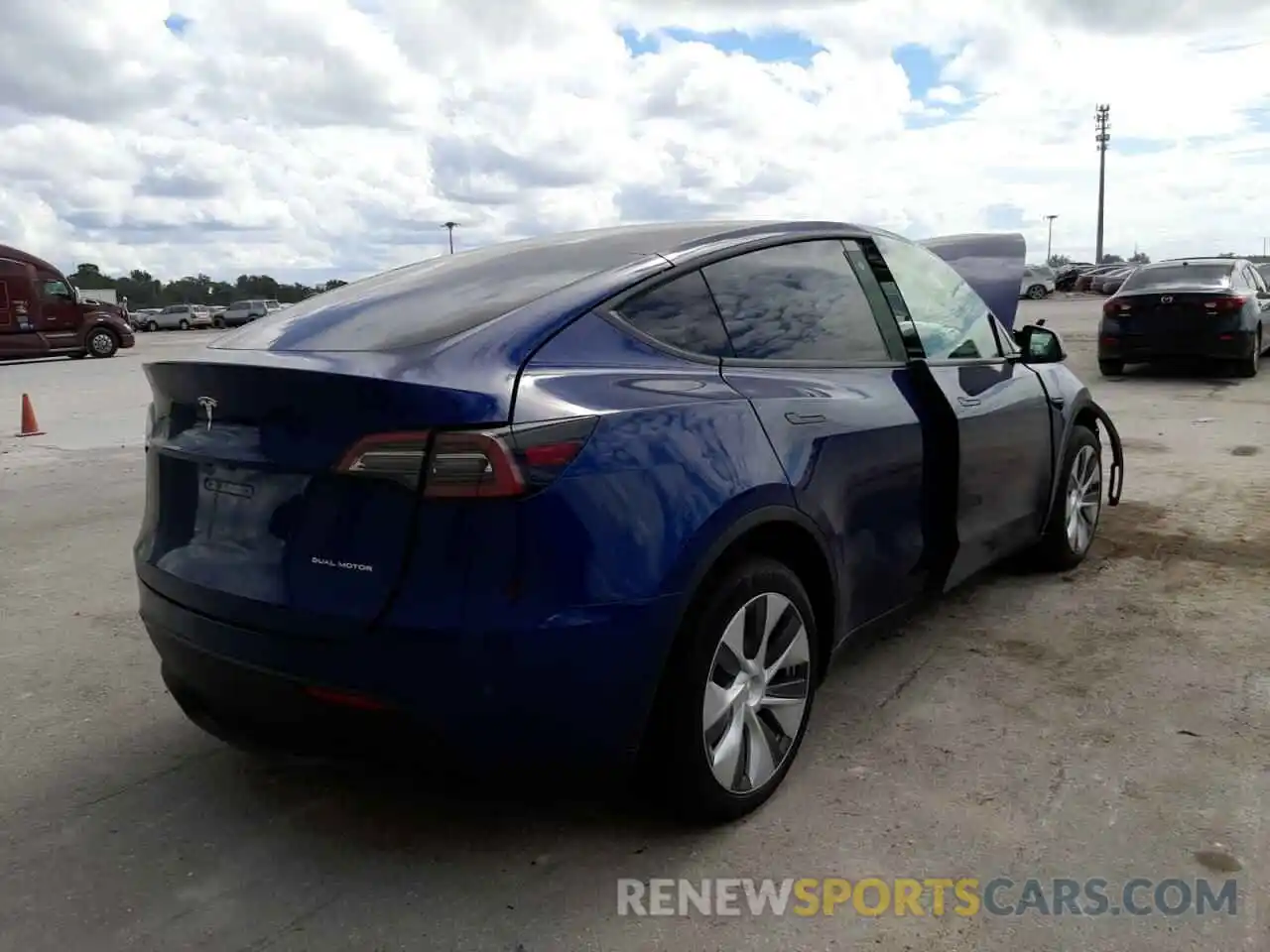 4 Photograph of a damaged car 5YJYGDEE7MF257495 TESLA MODEL Y 2021