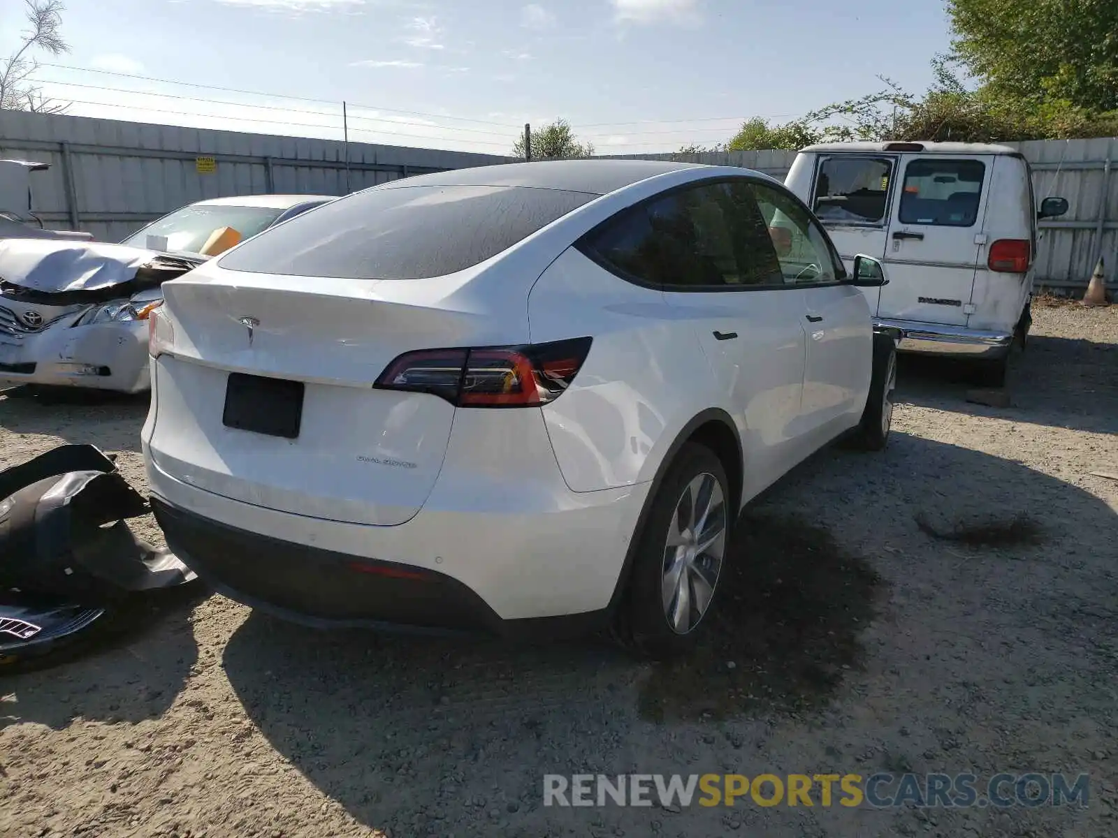 4 Photograph of a damaged car 5YJYGDEE8MF081685 TESLA MODEL Y 2021