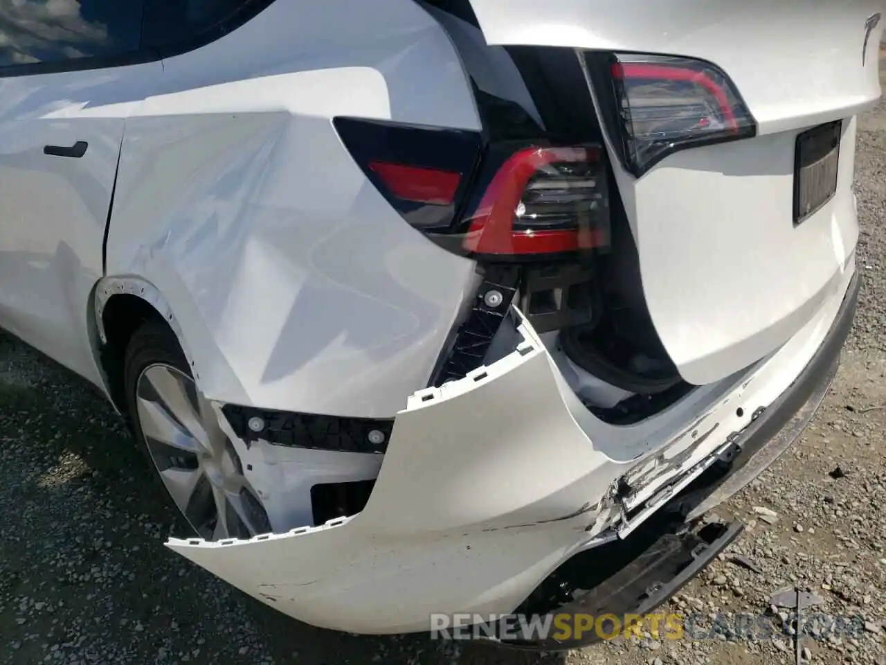 10 Photograph of a damaged car 5YJYGDEE8MF150259 TESLA MODEL Y 2021