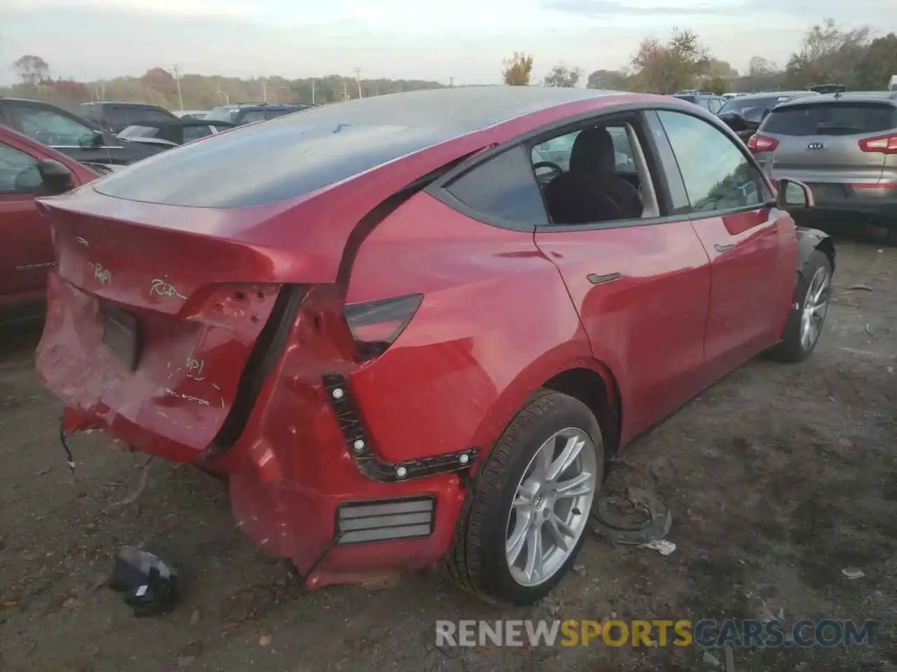 4 Photograph of a damaged car 5YJYGDEE8MF185108 TESLA MODEL Y 2021