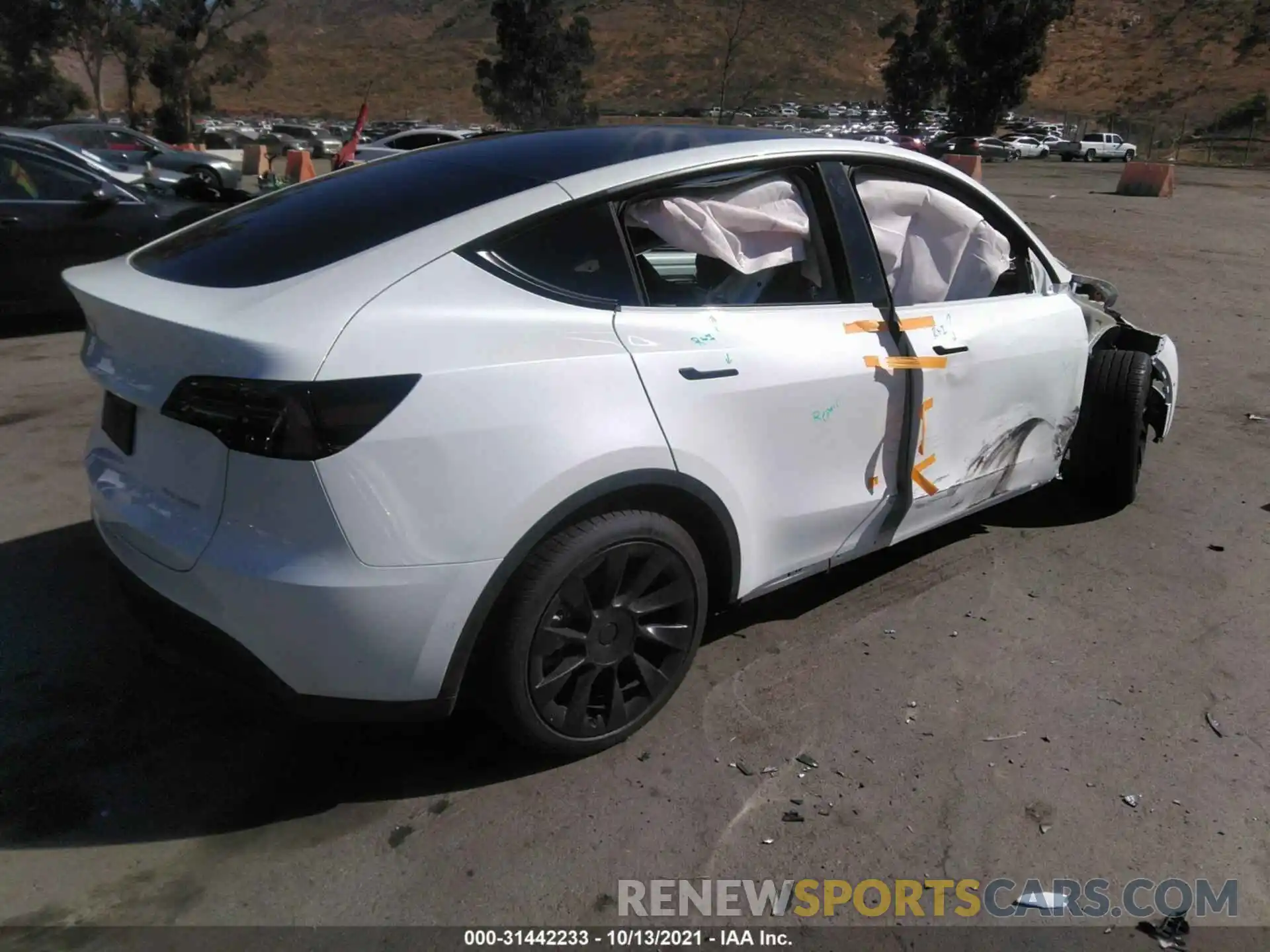 4 Photograph of a damaged car 5YJYGDEE8MF216860 TESLA MODEL Y 2021