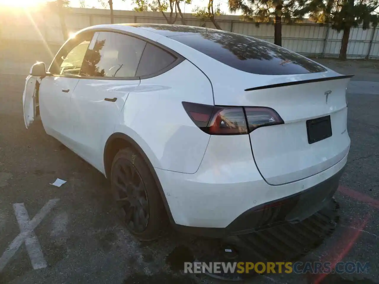 3 Photograph of a damaged car 5YJYGDEE8MF241385 TESLA MODEL Y 2021