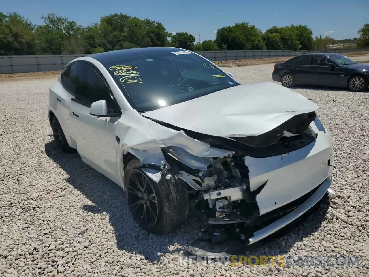 1 Photograph of a damaged car 5YJYGDEE8MF266092 TESLA MODEL Y 2021